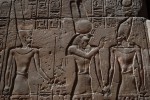 Temple de Luxor. Déu Horus amb la clau de la vida a la mà.