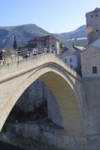Pont Stari Most sobre el riu Neretva, pont destruit durant  la guerra i reconstruit ara amb la típica pedra blanca.
