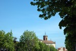 Vista de l'església de Sant Andreu des del carrer Torres i Bages.