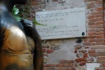 El pit de l'estàtua de la Julieta desgastat de tan tocar-lo