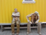 Escultures de fusta esperant al port de Siglufjördur