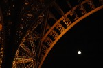 Part de l'estructura de la Tour Eiffel amb una lluna de París plena, plena