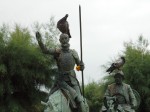 Don Quijote i Sancho Panza a davant de l'Ajuntament de Donostia, ocupats pels coloms