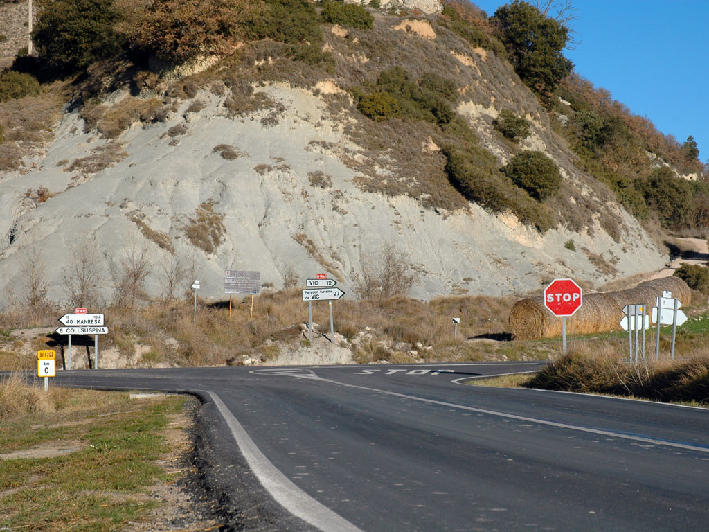 Arribant a l'empalme, el cruament de la carretera que puja de Tona amb la que uneix Malla i Collsuspina