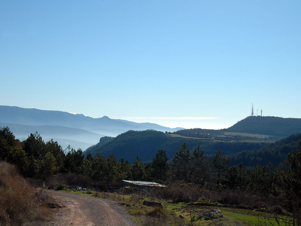 Mirant cap a les antenes arribant a Sant Cugat de Gavadons